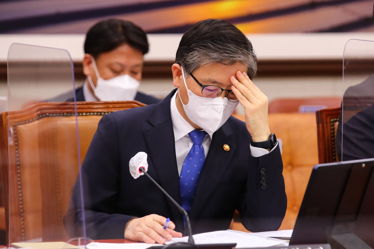 변창흠 국토교통부 장관이 9일 국회에서 열린 국토교통위원회 전체회의에서 출석하고 있다. 연합뉴스