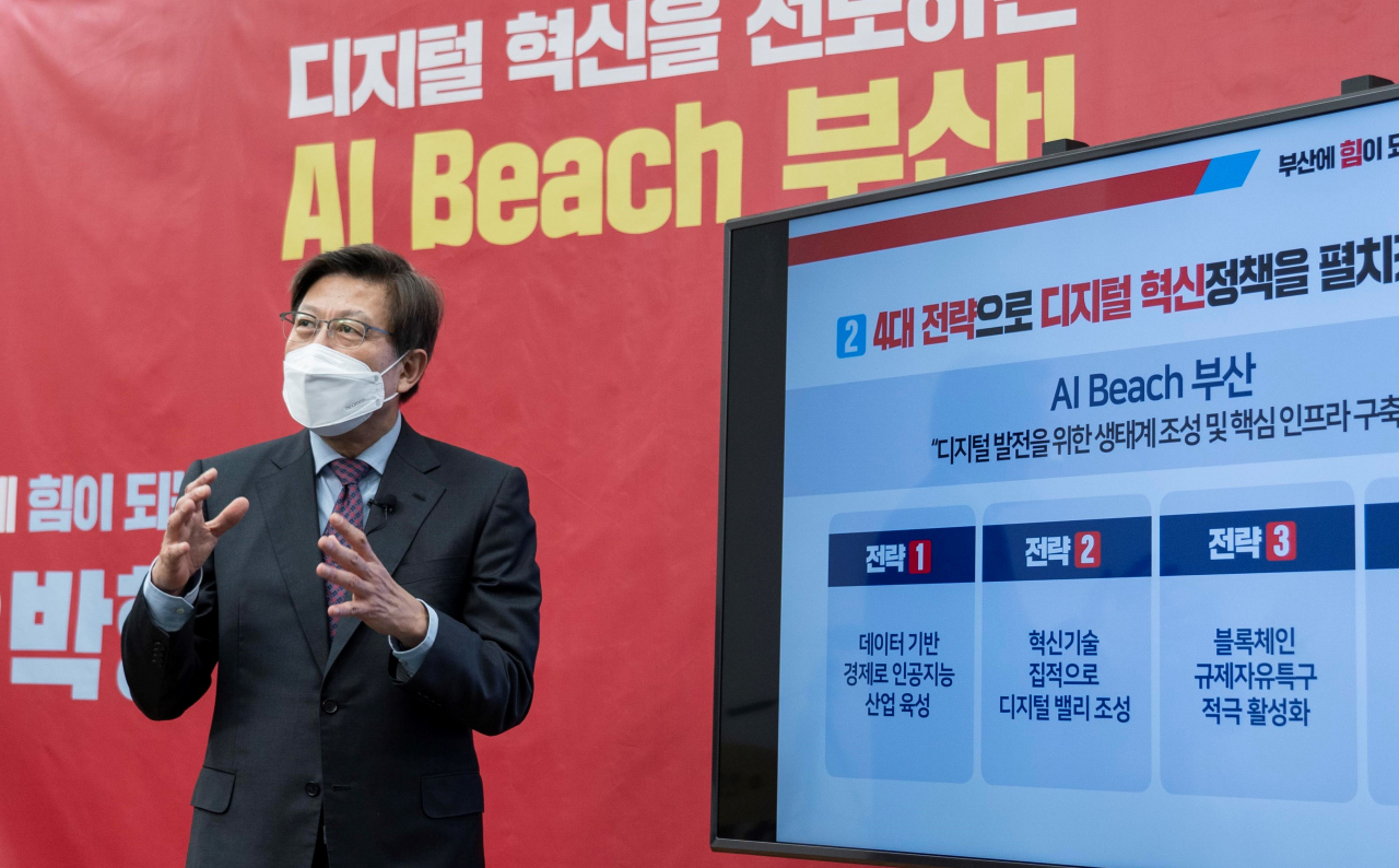 박형준 국민의힘 부산시장 후보가 10일 부산시의회 브리핑룸에서 디지털 혁신정책 공약을 발표하고 있다. [박형준 캠프 제공]