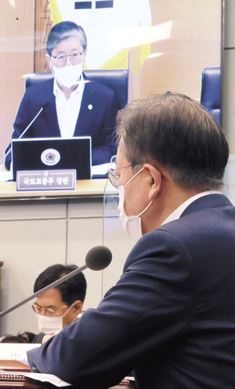 LH투기의혹의 파장이 걷잡을 수 없이 커지면서 주무부처 수장이자 전 LH 사장인 변창흠 국토교통부 장관의 사퇴론과 책임론이 정치권에서 거세지고 있다. 사진은 문재인 대통령이 지난달 16일 이낙연 더불어민주당 전 대표와 김태년 원내대표 등이 참석한 가운데 청와대에서 변 장관으로부터 화상으로 국토교통부 업무보고를 받고 있는 모습이다. [연합]