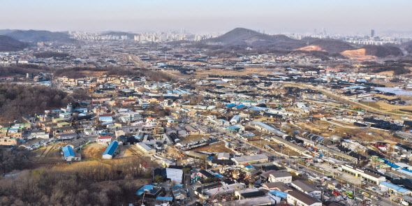 문재인 정부 초기엔 주택 공급이 충분하고 대규모 택지개발은 없다고 공언했지만, 이후 집값 상승세가 꺾이지 않자 정책기조를 바꿔 3기 신도시 등 대규모 주택 공급책을 내놨다. 사진은 3기 신도시로 지정된 경기도 시흥시 과림동 일대 모습. [연합]