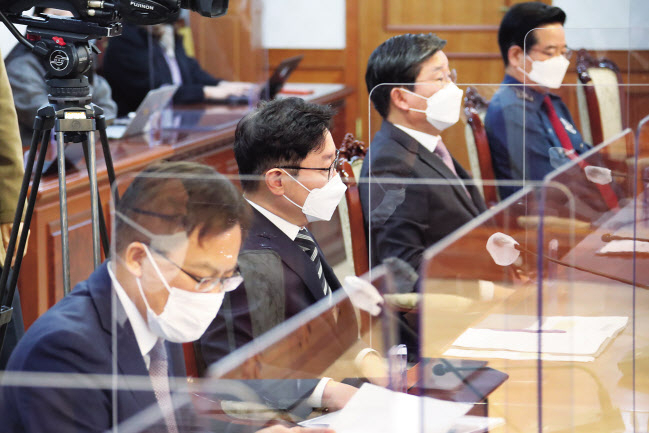 10일 정부서울청사에서 한국토지주택공사(LH) 직원들의 3기 신도시 투기 의혹 수사를 위한 긴급 관계기관 회의가 열리고 있다. 왼쪽부터 검찰총장 직무대행인 조남관 대검찰청 차장검사, 박범계 법무부 장관, 전해철 행안부 장관, 김창룡 경찰청장. [연합]