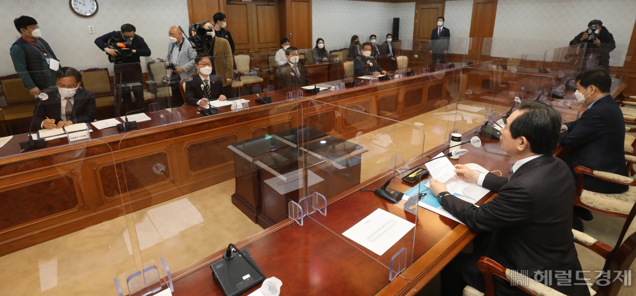 정세균 국무총리가 10일 서울 종로구 정부서울청사에서 열린 'LH 직원들의 신도시 투기의혹 수사협력 관련 회의' 에서 모두 발언을 하고 있다. 맞은편 왼쪽부터 조남관 검찰총장 직무대행, 박범계 법무부 장관, 전해철 행정안전부 장관, 김창룡 경찰청장. 박해묵 기자