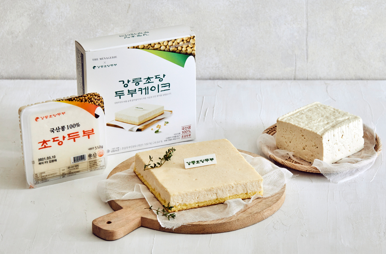 신세계푸드가 운영하는 베이커리 더메나쥬리가 강릉초당두부 케이크를 출시했다. [신세계푸드 제공]