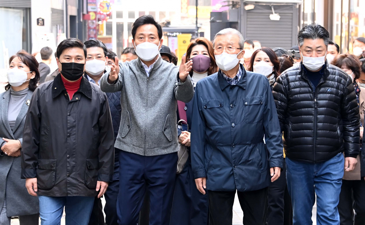 김종인 국민의힘 비상대책위원장(오른쪽 두번째부터), 오세훈 서울시장 후보, 지상욱 여의도연구소장 등이 10일 서울 중구 명동 상가 일대를 찾아 상인회 관계자들과 함께 둘러보고 있다. [국회사진기자단]