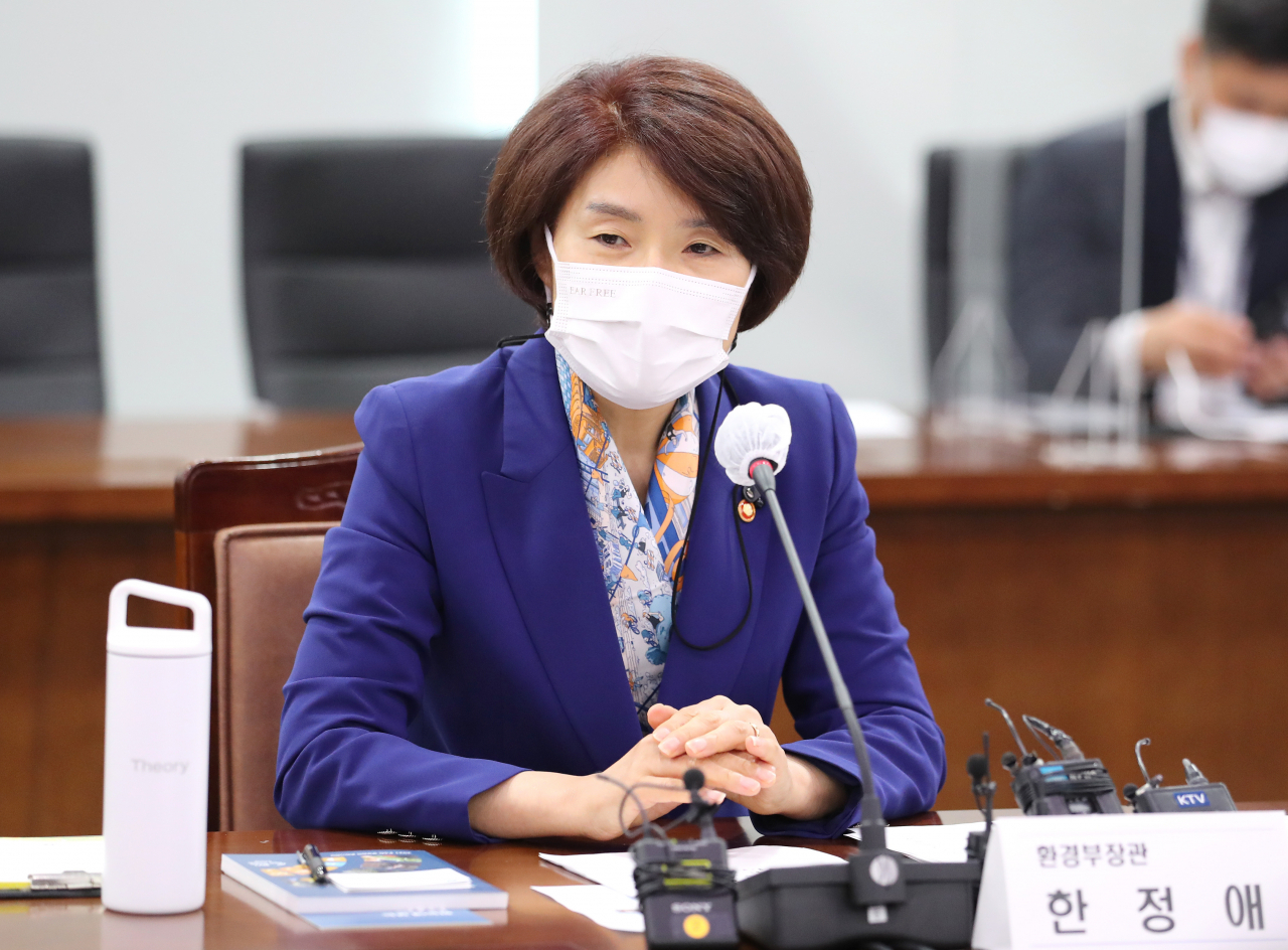 한정애 환경부 장관이 10일 오전 세종시 정부세종청사에서 2050 탄소중립 이행계획, 미세먼지 저감 대책 등을 주제로 열린 출입기자단 간담회에서 인사말하고 있다. [연합]