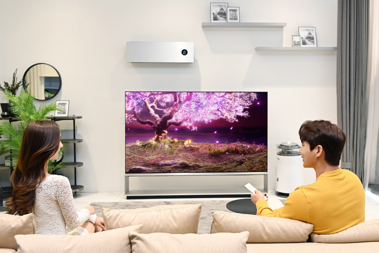 LG전자 모델들이 세계 최초 8K 올레드 TV인 LG 시그니처 올레드 8K를 소개하고 있는 모습 [ LG전자 제공]