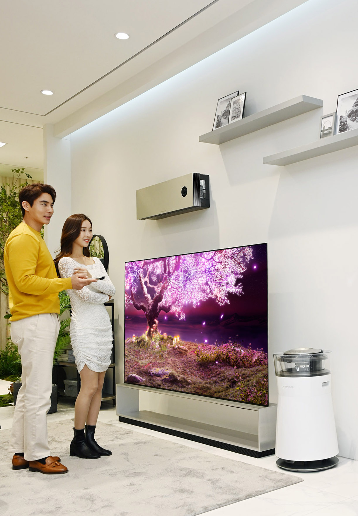 LG전자 모델들이 세계 최초 8K 올레드 TV인 LG 시그니처 올레드 8K를 소개하고 있는 모습 [ LG전자 제공]