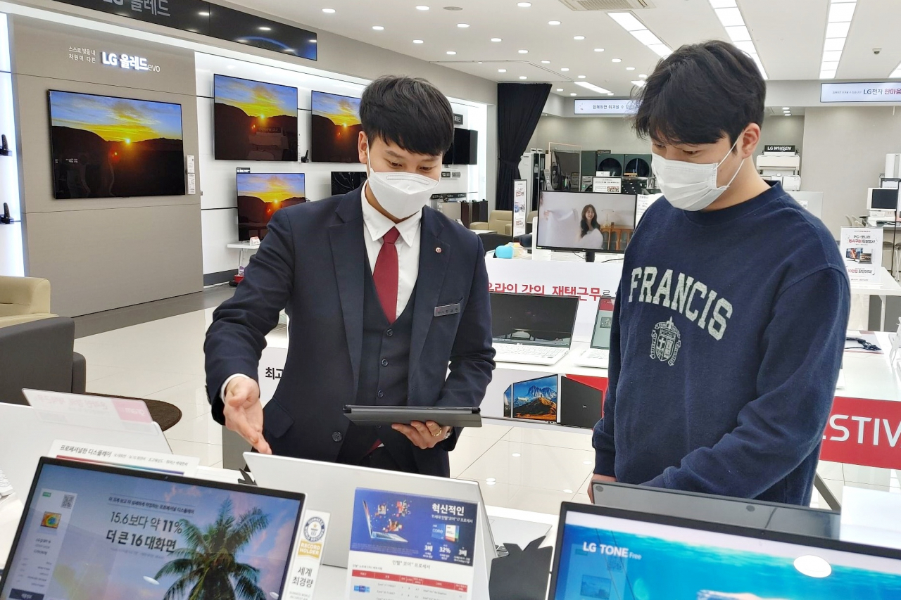 LG전자 베스트샵 직원이 원뷰 시스템을 활용해 고객을 응대하고 있는 모습 [LG전자 제공]