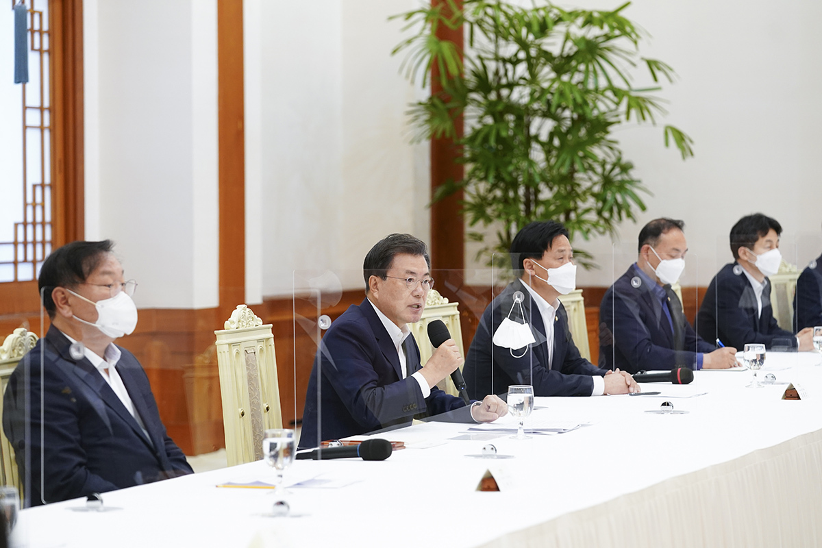 President Moon Jae-in speaks before a luncheon meeting with floor leaders of the ruling Democratic Party of Korea at Cheong Wa Dae on Wednesday. (Cheong Wa Dae)