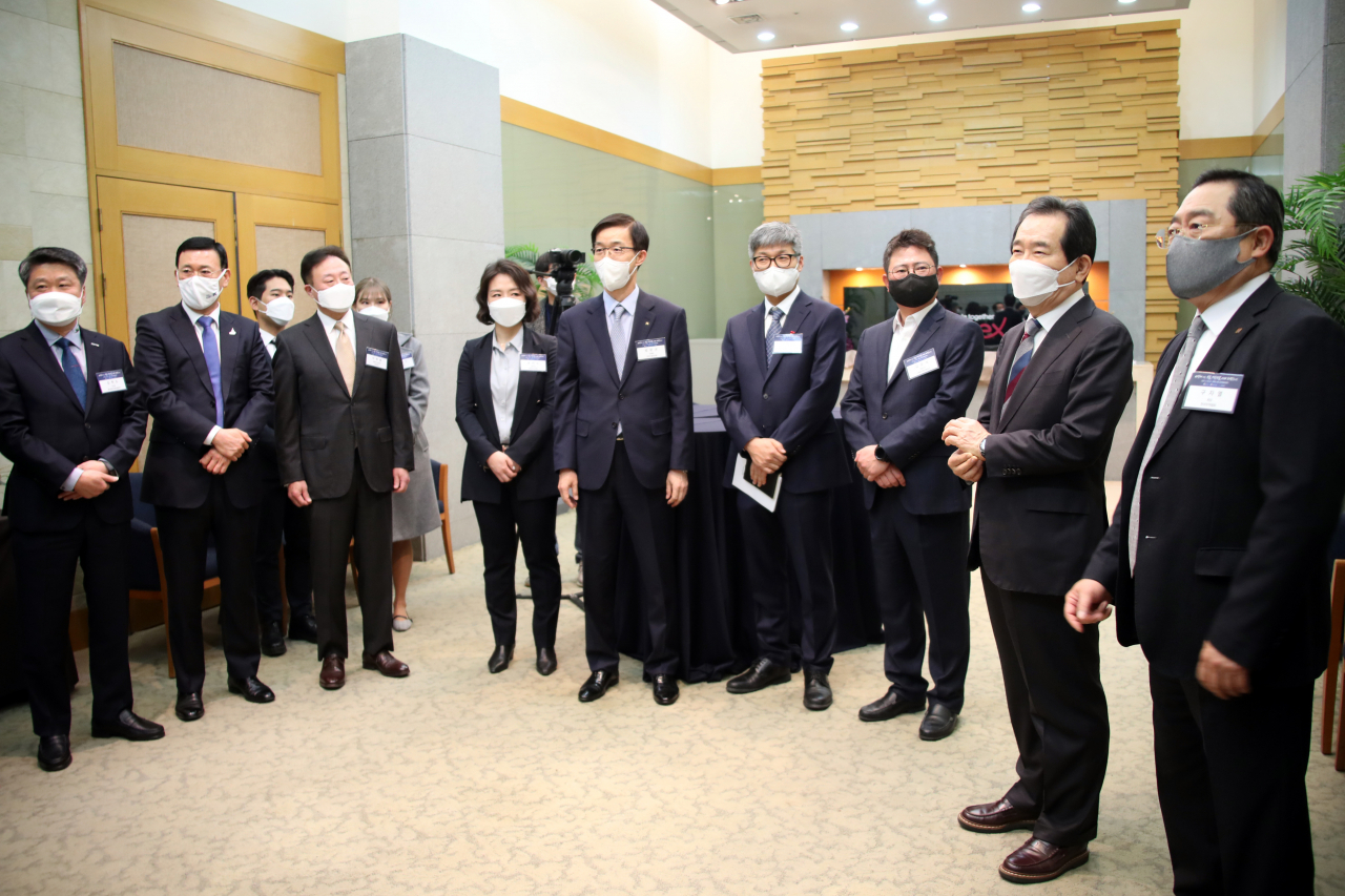 정세균 국무총리(오른쪽 두 번째)가 10일 서울 강남구 코엑스에서 열린 제4차 확대무역전략조정회의에 참석해 수출기업과 경제단체, 수출지원기관, 대학생 등과 환담을 하고 있다. ［연합］