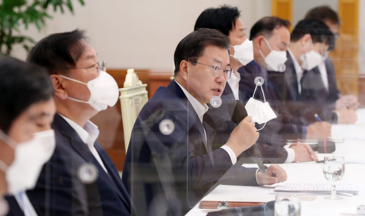 문재인 대통령이 10일 청와대에서 열린 더불어민주당 원내대표단 초청 간담회에 참석해 발언하고 있다. [연합]