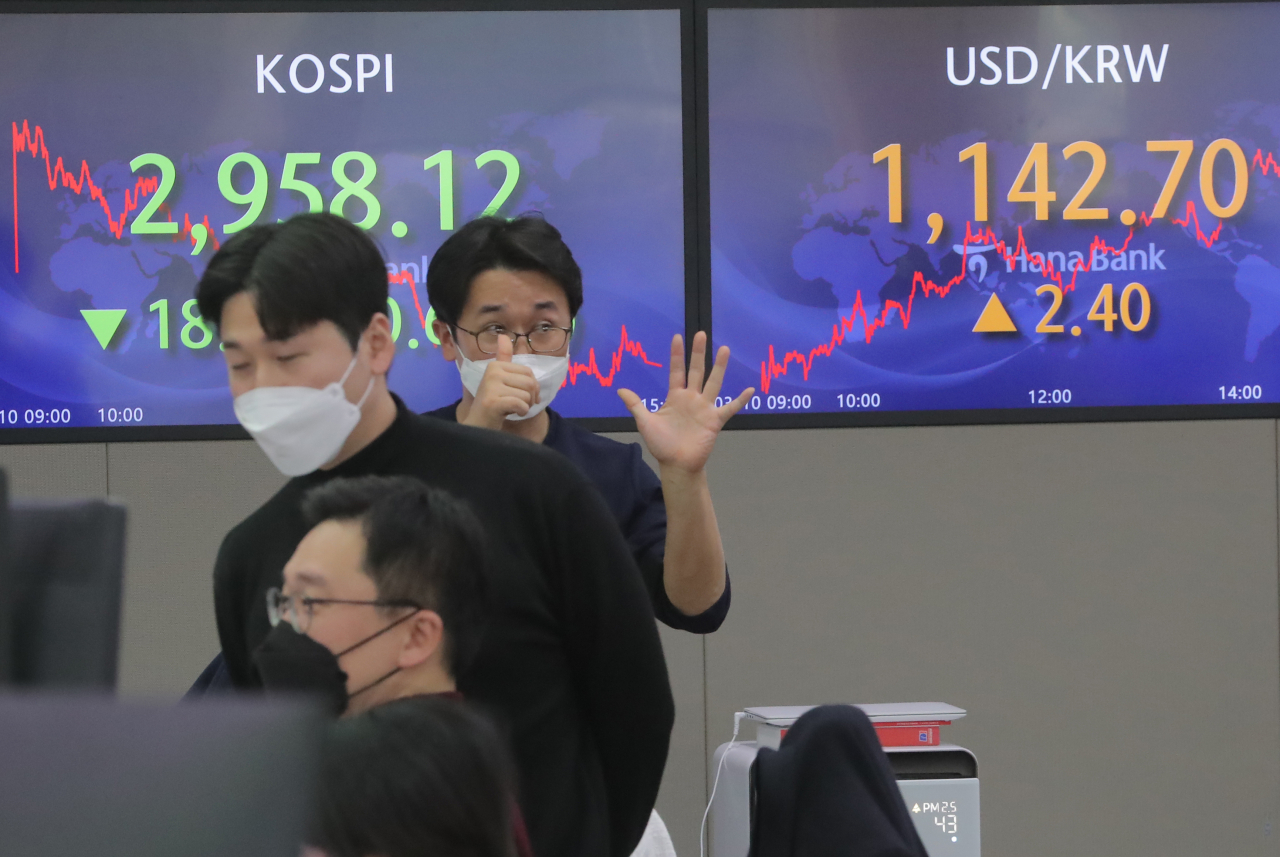 [사진=10일 서울 중구 하나은행 본점 딜링룸.] [연합]