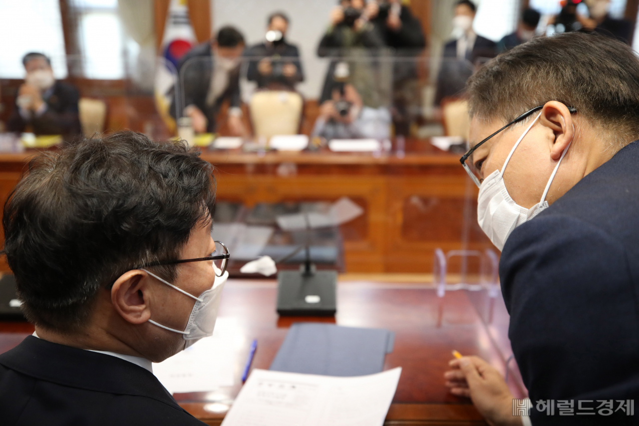 조남관 검찰총장 직무대행(오른쪽)과 박범계 법무부 장관이 10일 오전 서울 종로구 정부서울청사에서 열린 신도시 투기의혹 수사협력 관련 회의에 참석해 회의 시작 전 자료를 보며 이야기를 나누고 있다. 박해묵 기자