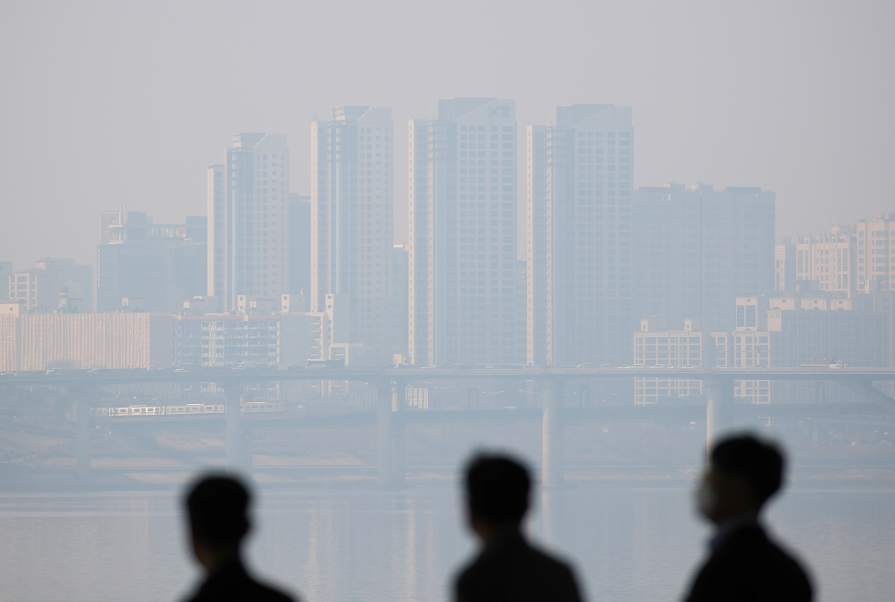 서울을 비롯한 수도권과 중부내륙 지방 미세먼지 농도가 나쁨을 보인 10일 오후 서울 송파구 한강시민공원에서 바라본 시내가 미세먼지에 싸여 있다. [연합]