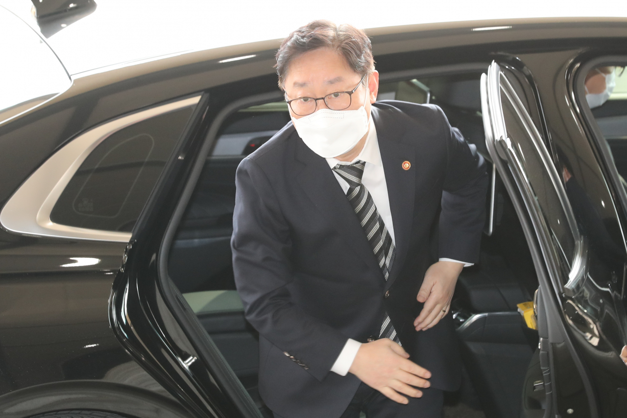 박범계 법무부 장관이 10일 한국토지주택공사(LH) 직원들의 3기 새도시 투기 의혹 수사를 위한 긴급 관계기관 회의에 참석하기 위해 정부서울청사에 도착해 차에서 내리고 있다. [연합]