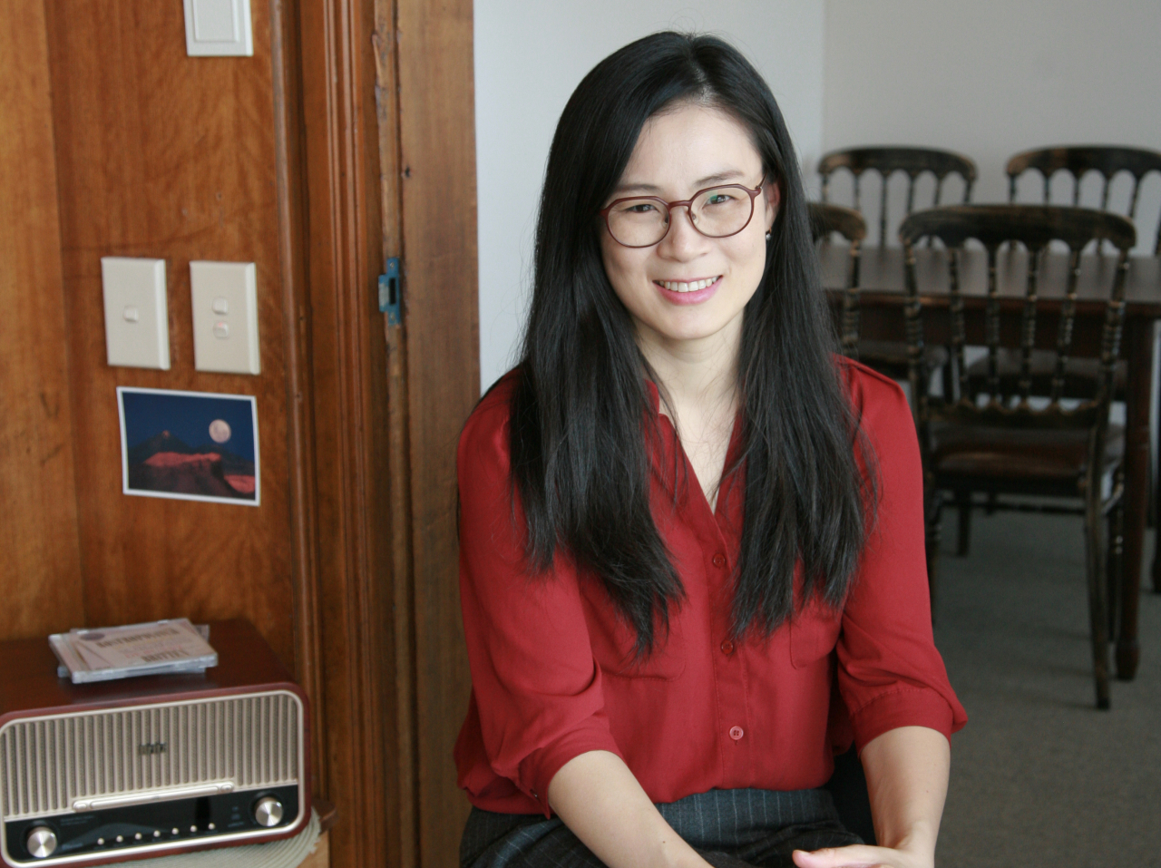 김예원 변호사가 광주 시내 한 북카페에서 인터뷰하고 있다. 김 변호사는 판사인 남편이 목포지원 발령을 받아 광주로 이사를 했고, 서울을 오가며 일하고 있다. [광주=좌영길 기자]