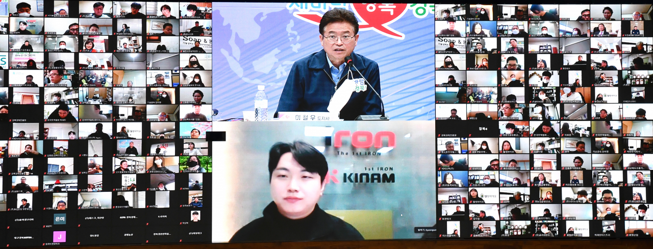 이철우 경북지사가 10일 도청에서 도내 수출기업의 어려움을 청취하기 위한 영상회의를 열고 있다.[경북도 제공]