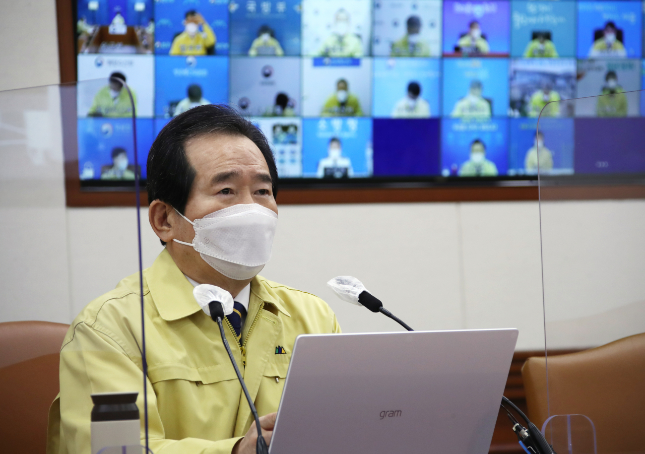 정세균 국무총리가 11일 정부서울청사에서 열린 신종 코로나바이러스 감염증(코로나19) 대응 중앙재난안전대책본부(중대본) 화상회의를 주재하고 있다. [연합]