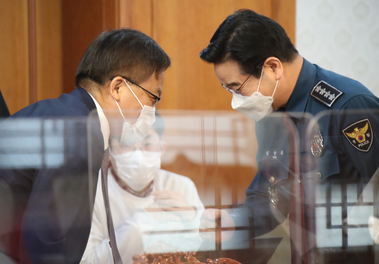 검찰총장 직무대행인 조남관 대검찰청 차장검사(왼쪽)와 김창룡 경찰청장이 지난 10일 서울 종로구 정부서울청사에서 열린 한국토지주택공사(LH) 직원들의 3기 새도시 투기 의혹 수사를 위한 긴급 관계기관 회의에 참석해 인사하고 있다. [연합]