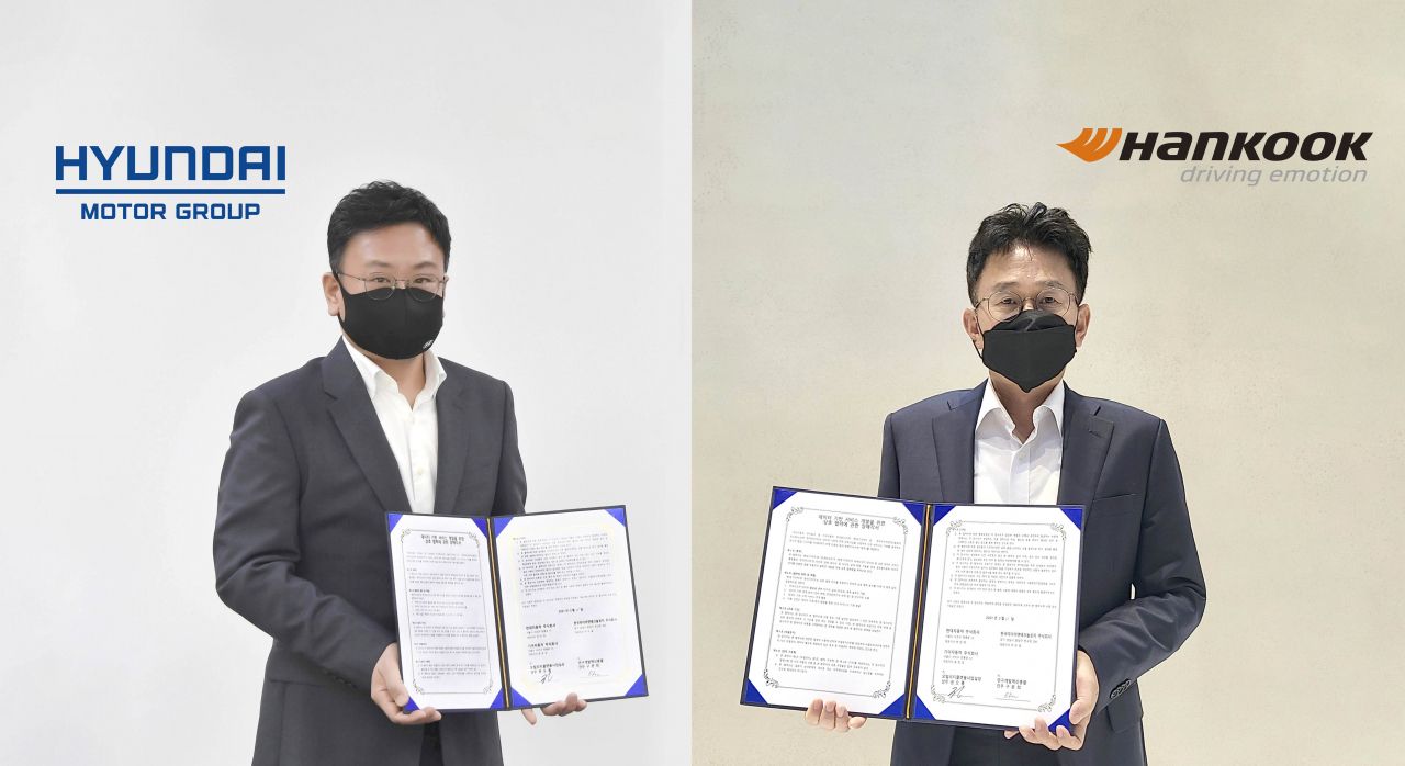 현대차ᆞ기아 모빌리티플랫폼사업실장 권오륭 상무(왼쪽)와 한국타이어 연구개발혁신총괄 구본희 전무가 비대면 업무협약을 체결하고 기념사진을 촬영하고 있다. [현대차 제공]