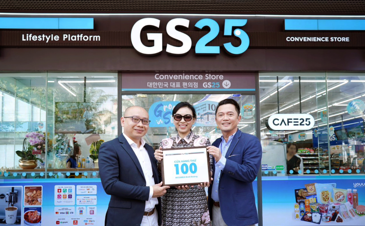 베트남 GS25 100호점 앞에서 베트남 현지 관계자들이 포즈를 취하고 있다 [사진제공=GS25]