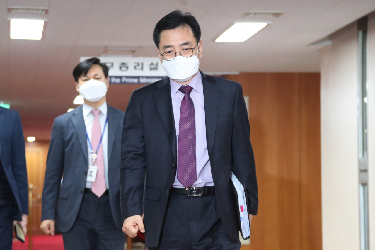 최승렬 국가수사본부 수사국장이 11일 오전 정부서울청사에서 한국토지주택공사(LH) 직원 등의 3기 신도시 투기 의혹 수사 협력 방안을 논의하기 위해 열린 수사기관 실무협의회에 참석하고 있다. [연합]