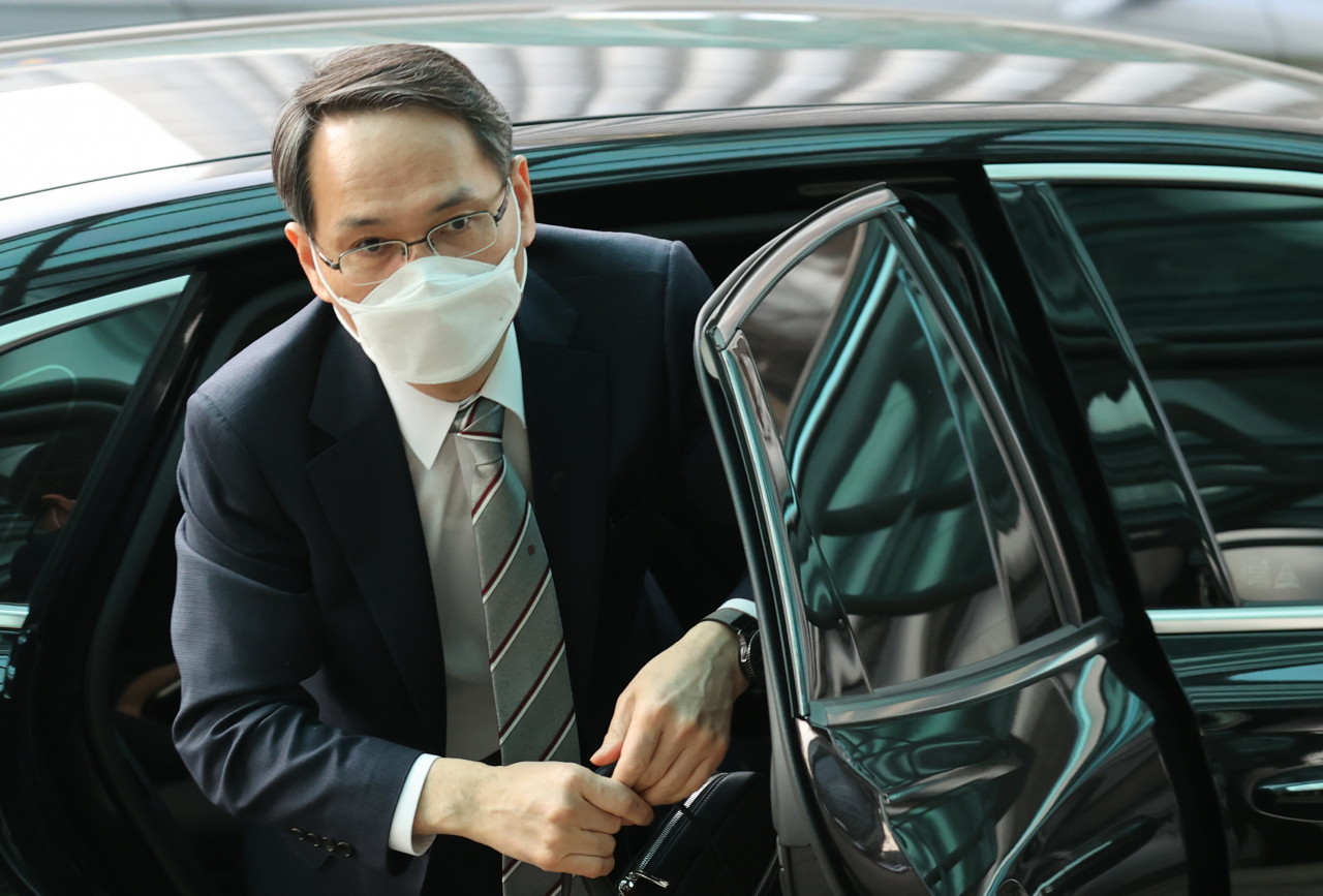 '한국토지주택공사(LH) 직원 땅 투기' 의혹과 관련해 정부 합동 특별수사본부 수사를 총괄하는 남구준 경찰청 국가수사본부장이 11일 오전 서울 서대문구 경찰청에 마련된 국가수사본부로 출근하고 있다. [연합]