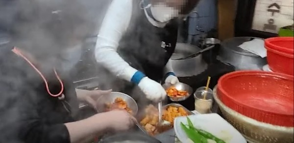 BJ 파이가 동영상으로 촬영한 부산 식당에서 반찬을 재사용하는 모습 [BJ 파이 방송 영상 캡처]