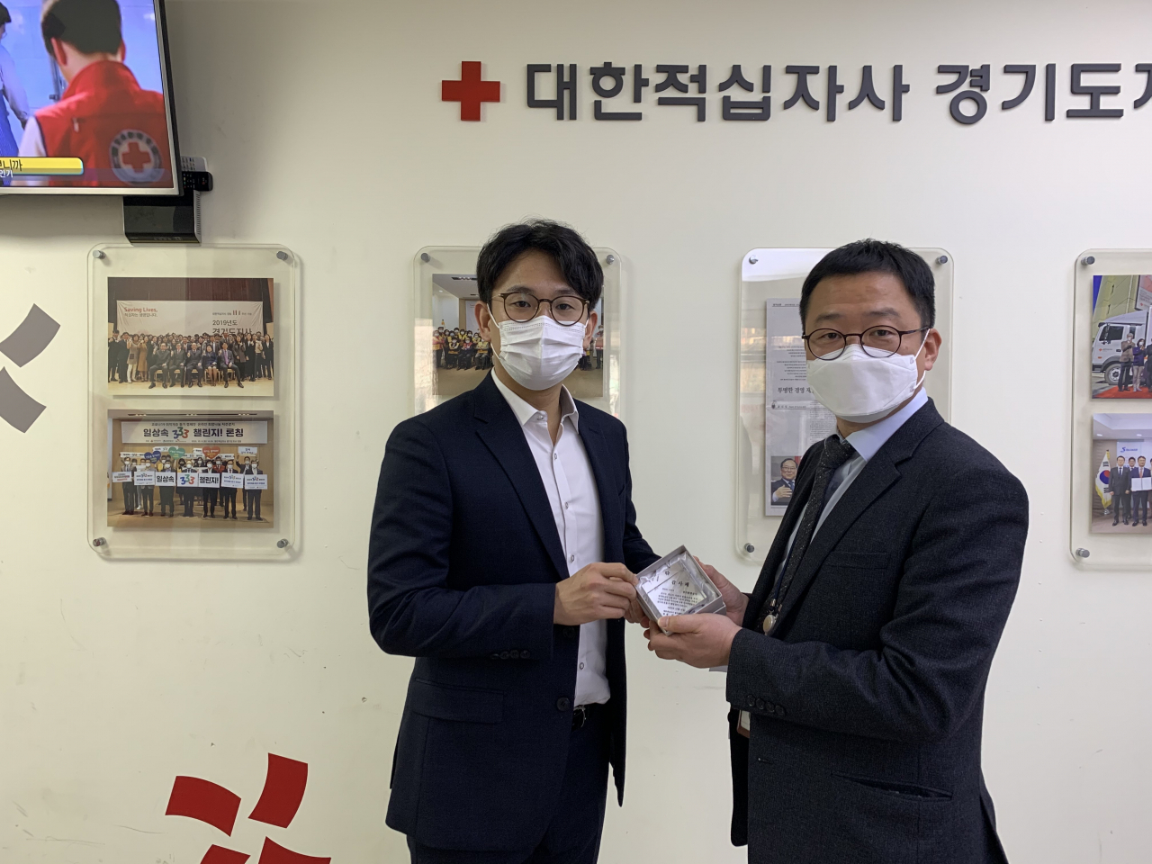 헌혈감사패 수령.