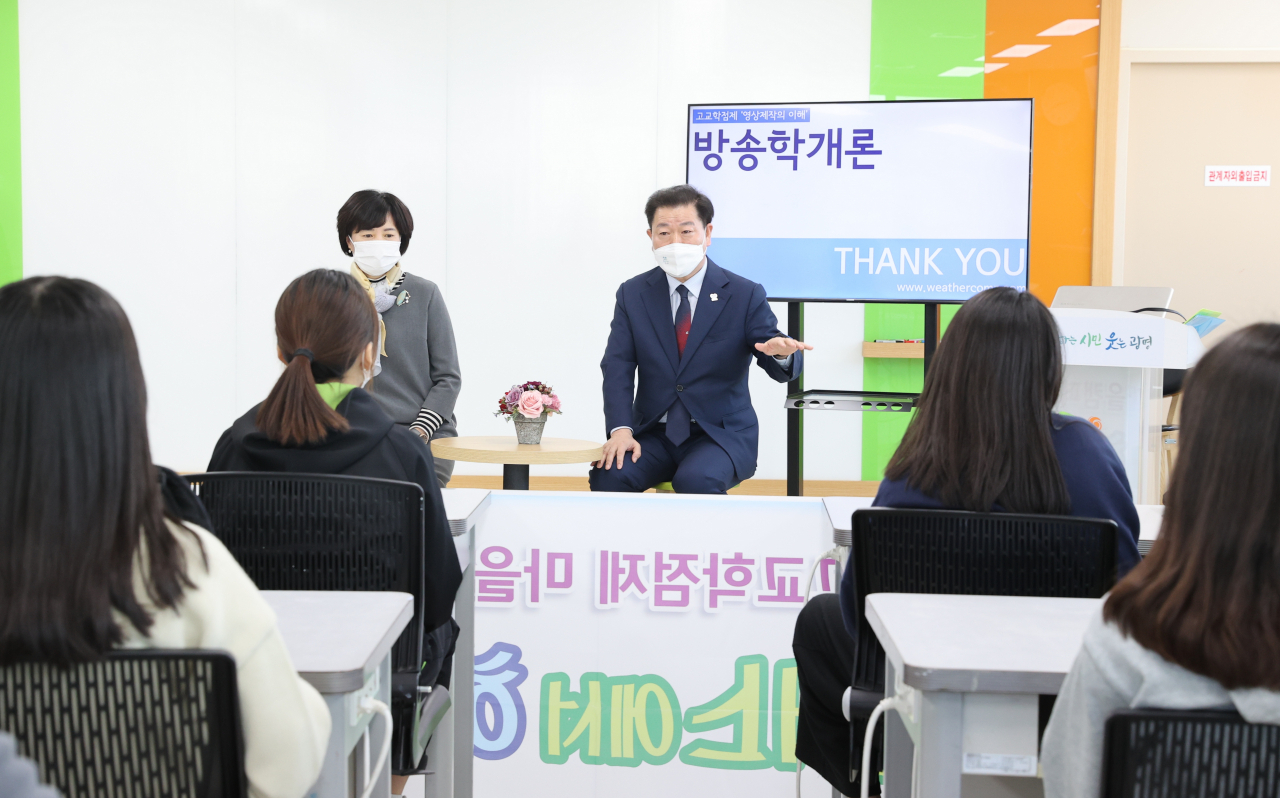 박승원 광명시장이 마을캠퍼스를 소개하고있다.[광명시 제공]