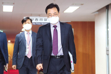 최승렬 국가수사본부 수사국장이 11일 오전 정부서울청사에서 한국토지주택공사(LH) 직원 등의 3기 신도시 투기 의혹 수사 협력 방안을 논의하기 위해 열린 수사기관 실무협의회에 참석하고 있다. [연합]