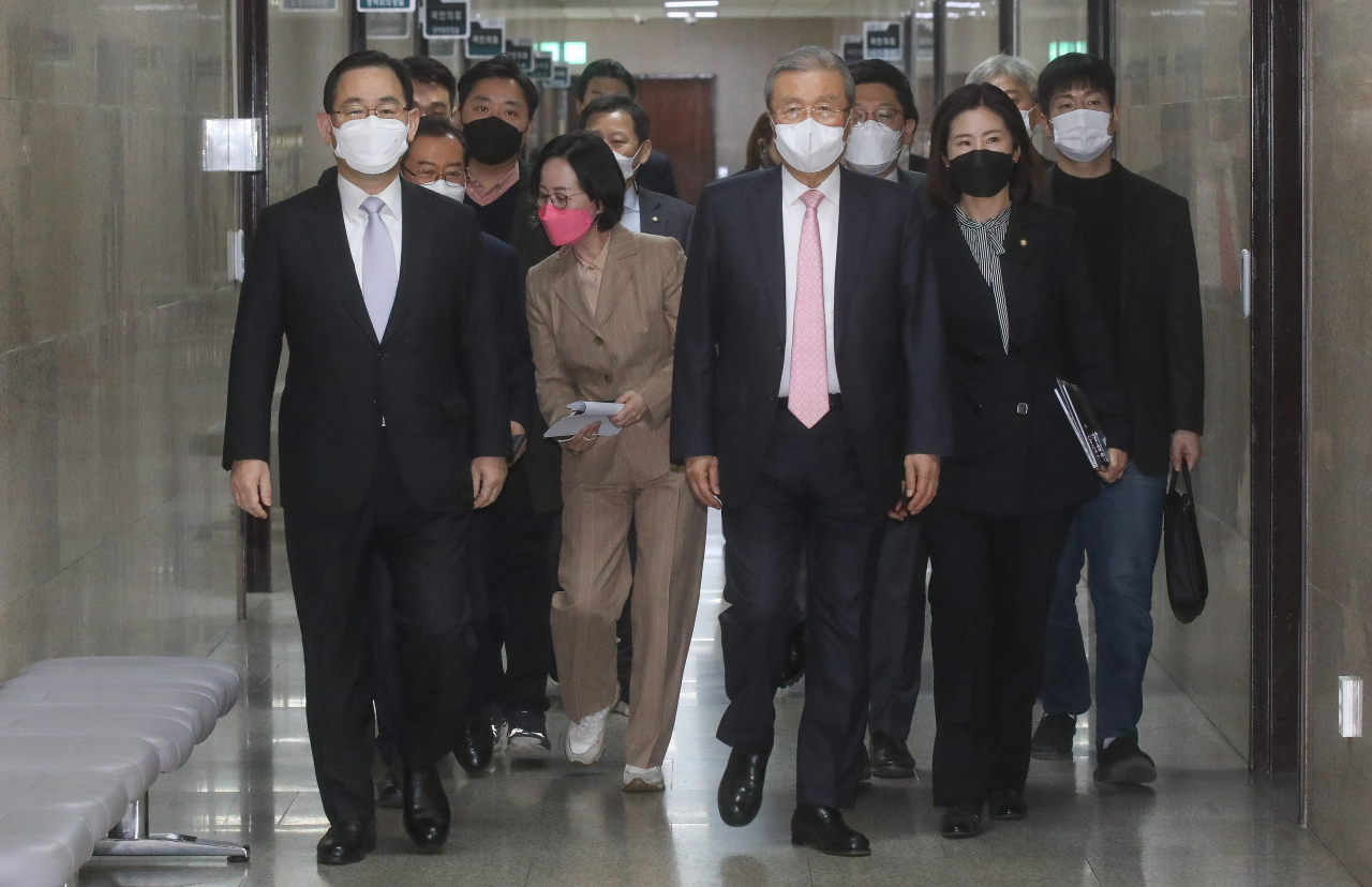 김종인 국민의힘 비상대책위원장과 주호영 원내대표가 11일 서울 여의도 국회에서 열린 비상대책위원회의에 참석하고 있다. [헤럴드경제=이상섭 기자]