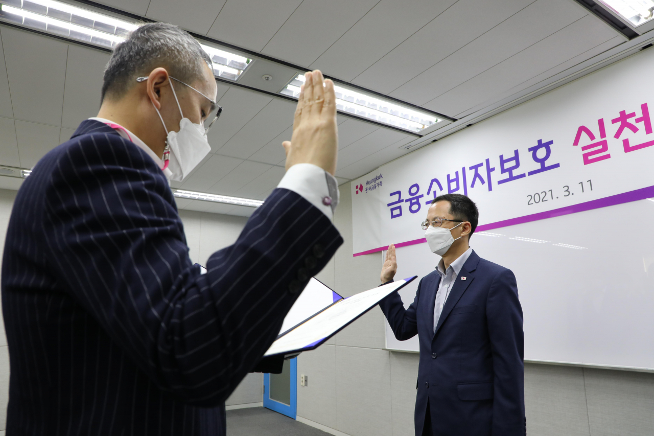 서울 종로구 흥국생명 본사에서 진행한 ‘금융소비자보호 실천 결의대회’에서 박춘원 대표 내정자와 마승용 개인사업부장이 ‘금융소비자보호 실천 10계명’ 선서를 하고 있다.
