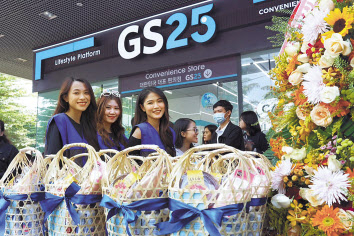 GS리테일이 운영하는 편의점 GS25가 11일 베트남 빈증 지역에 현지 100호점인 ‘베트남GS25 베카맥스타워점’을 개점했다. [연합]