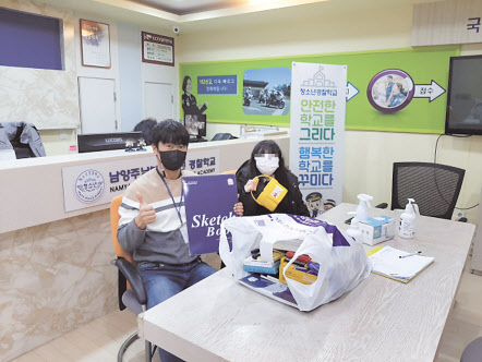 남양주남부서 소속 학교전담경찰관(SPO)인 박기영 경위가 학교폭력 예방교육을 위한 청소년 경찰학교에서 교육을 받은 학생과 기념사진을 촬영하는 모습. [박기영 경위 제공]