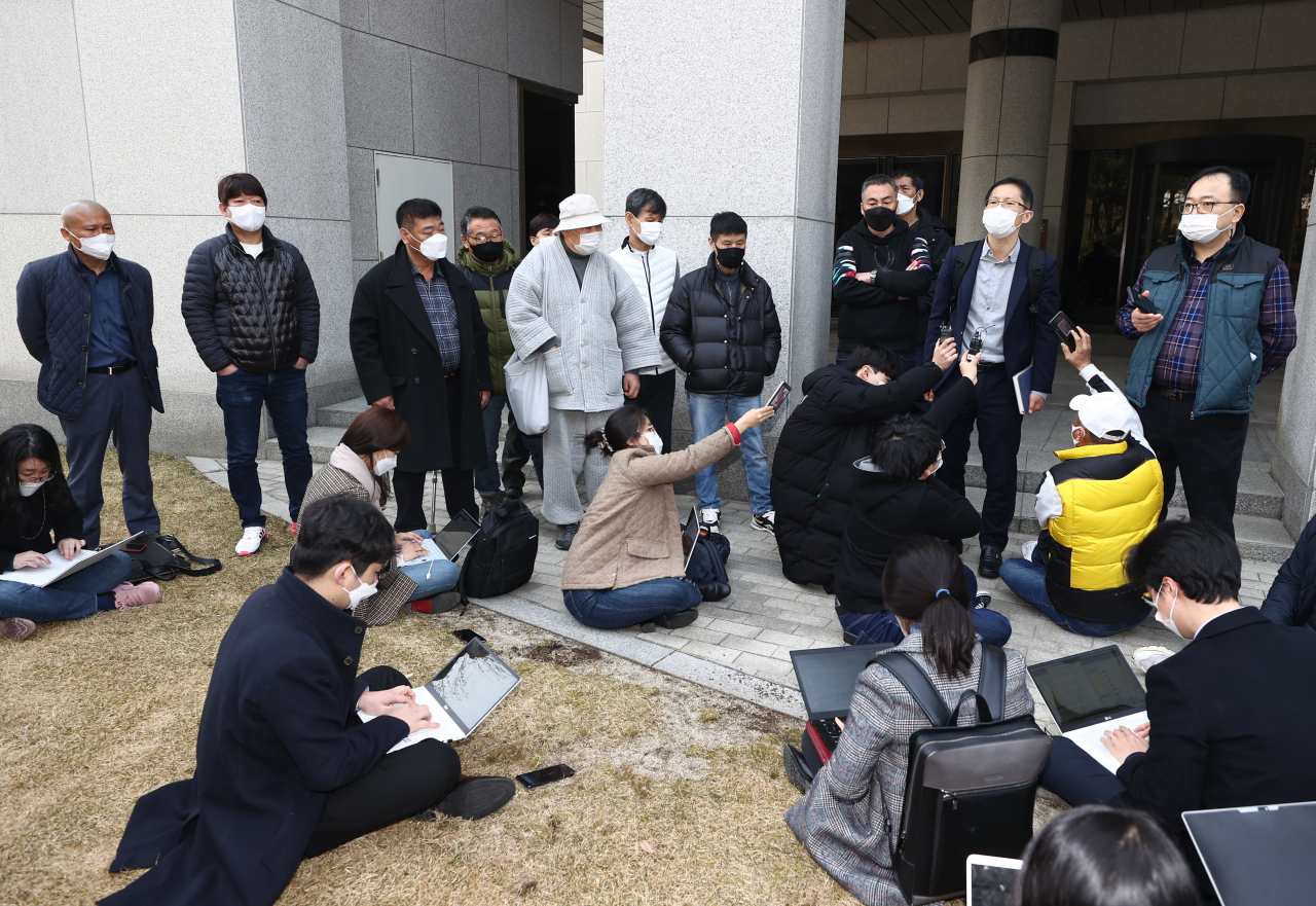 11일 서초동 대법원에서 고(故) 박인근 전 형제복지원 원장에 대한 비상상고가 기각되자 법정에서 나온 형제복지원 피해자들과 박준영 변호사가 입장 발표를 하고 있다. [연합]