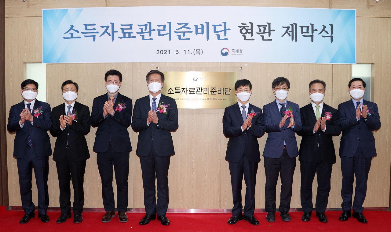 김대지(왼쪽 네번째) 국세청장이 11일 세종 나성동 본청에서 열린 소득자료관리준비단 현판식에서 기념촬영을 하고 있다. ［국세청 제공］