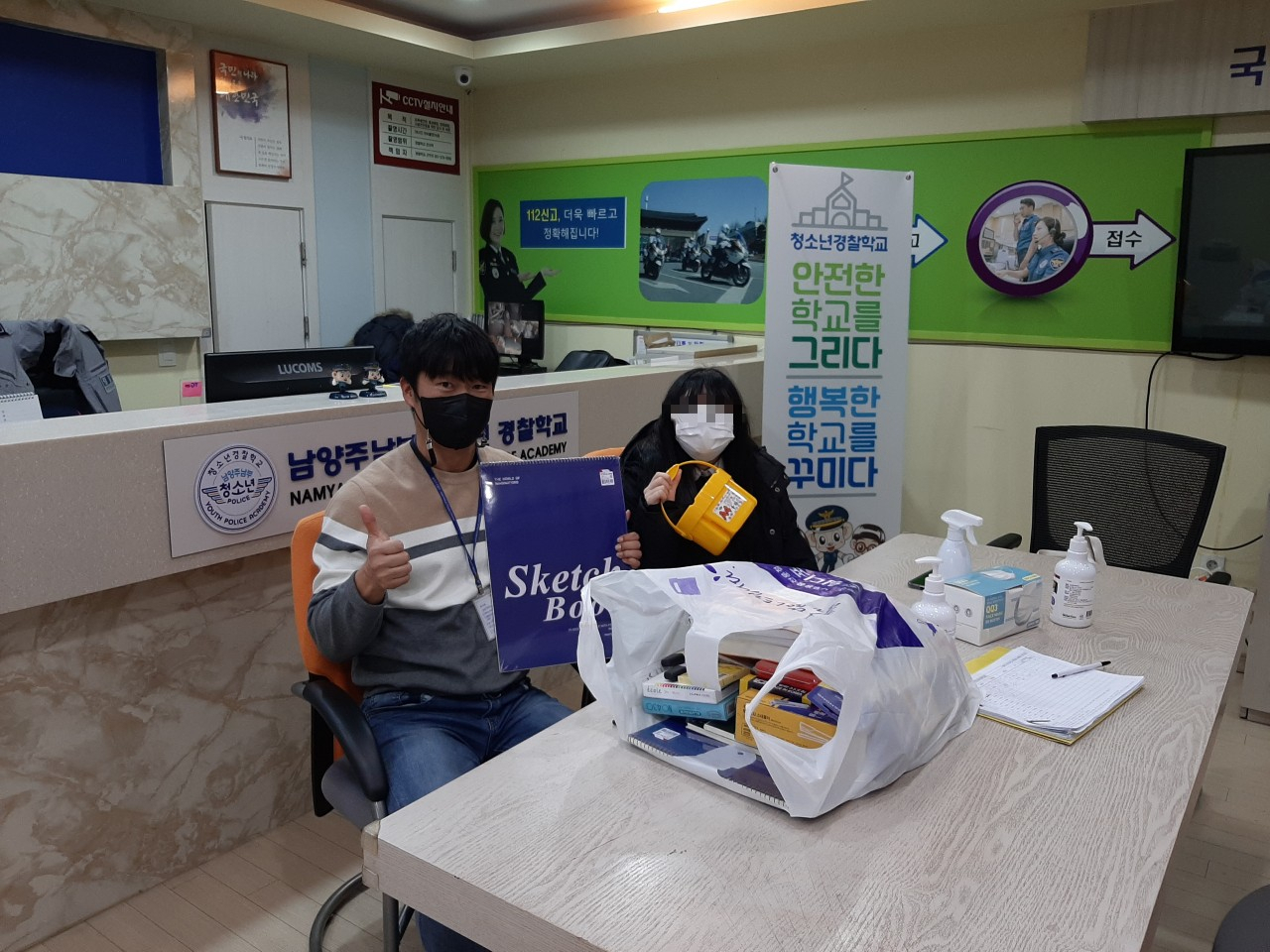 남양주남부서 소속 학교전담경찰관(SPO)인 박기영 경위가 최근 학교폭력 예방교육을 위한 청소년 경찰학교에서 교육을 받은 학생과 기념사진을 촬영하고 있다. [박기영 경위 제공]