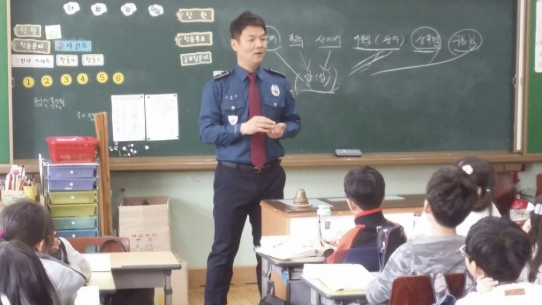 서울 양천경찰서에서 학교전담경찰관(SPO)으로 활동하는 이완재 경위가 지난 2019년 한 초등학교에서 학교폭력 예방교육을 진행하는 모습. [이완재 경위 제공]