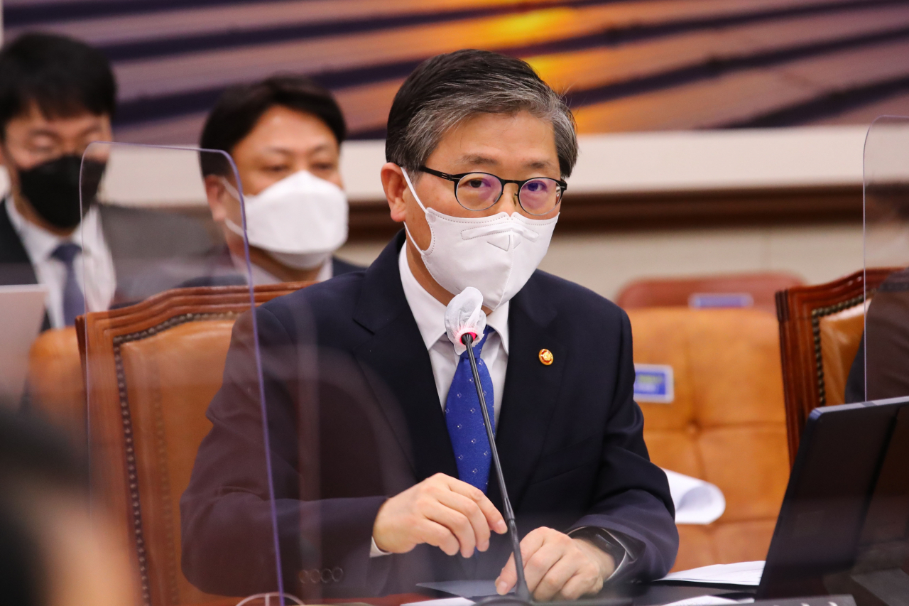 변창흠 국토교통부 장관이 지난 9일 오후 서울 여의도 국회에서 열린 국토교통위원회 전체회의에서 의원질의에 답변하고 있다. [연합]