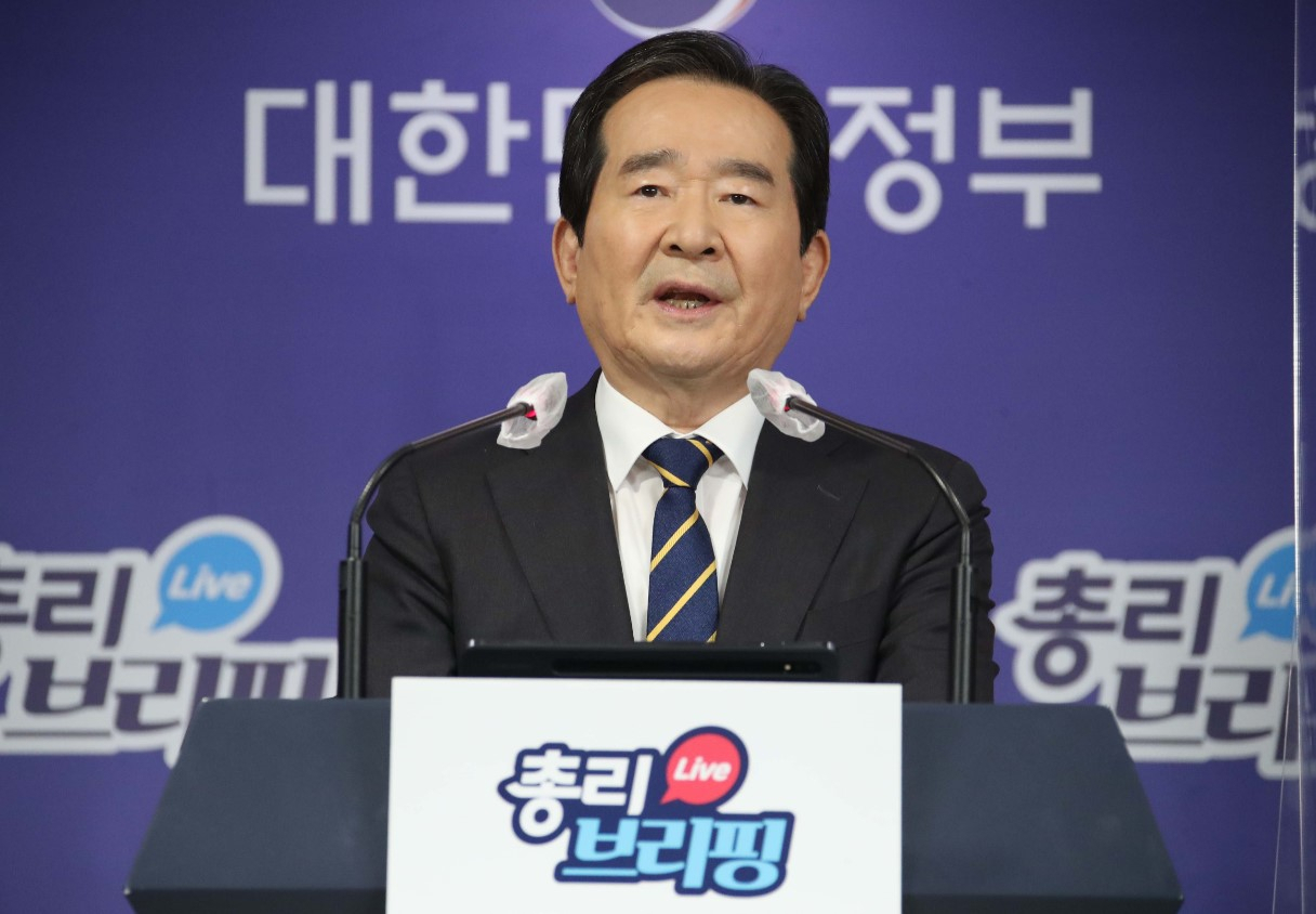 정세균 국무총리가 11일 오후 정부서울청사 브리핑실에서 열린 3차 정례 브리핑에서 국토교통부와 한국토지주택공사(LH) 임직원을 대상으로 진행한 '1차 전수조사' 결과를 직접 발표하고 있다. [연합]