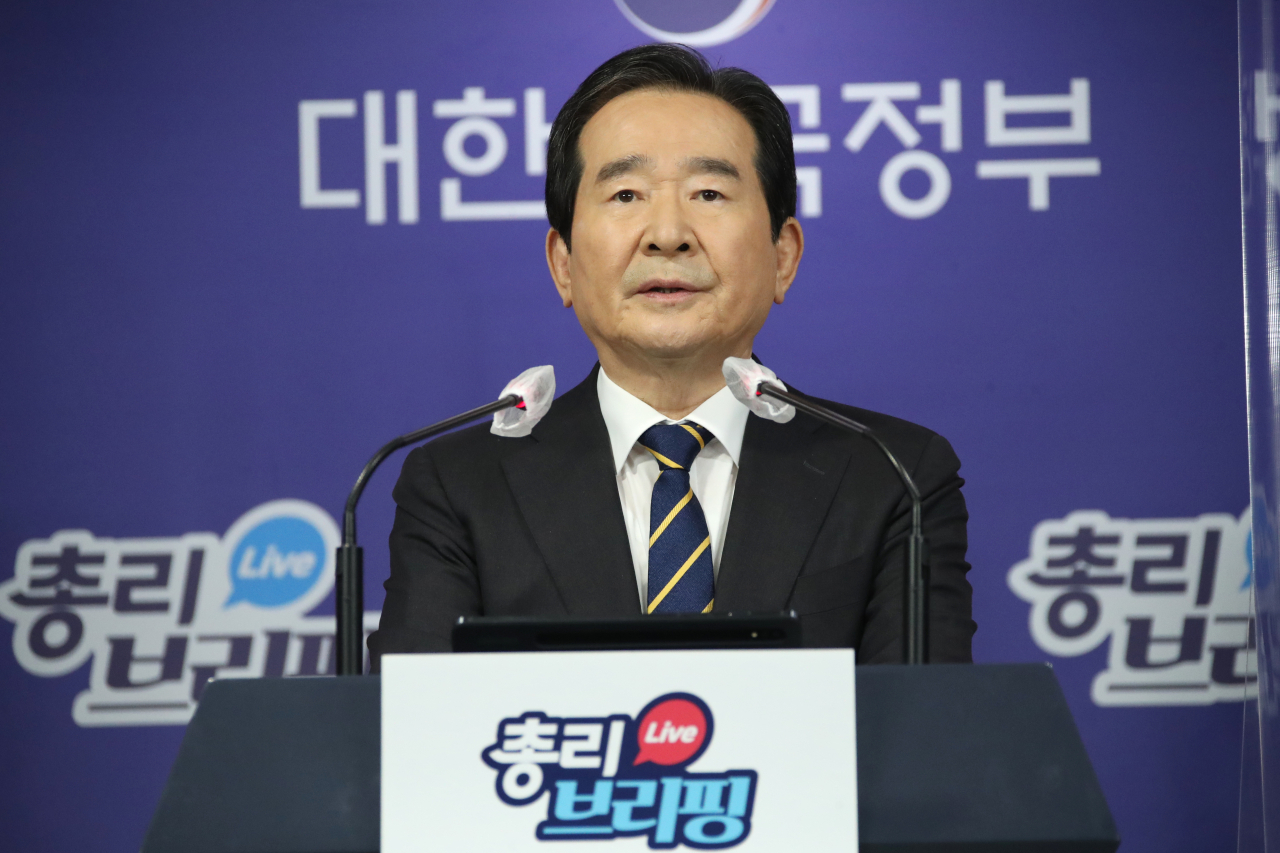 정세균 국무총리가 11일 오후 정부서울청사 브리핑실에서 열린 3차 정례 브리핑에서 국토교통부와 한국토지주택공사(LH) 임직원을 대상으로 진행한 '1차 전수조사' 결과를 직접 발표하고 있다. [연합]