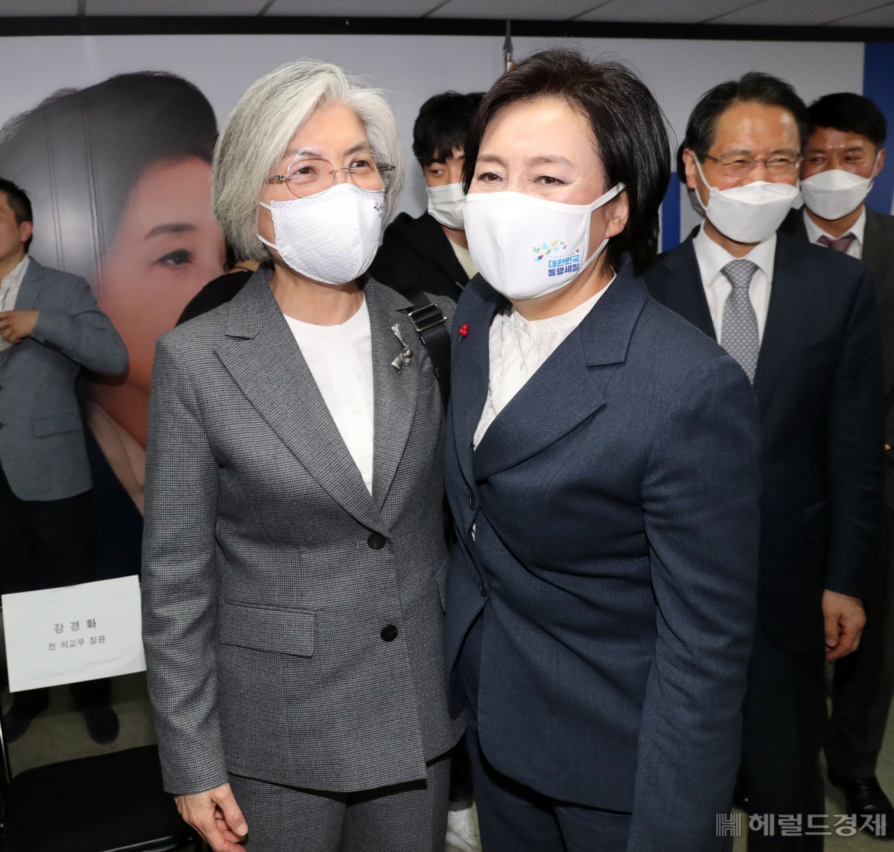 [헤럴드경제=이상섭 기자] 4·7 서울시장 보궐선거 더불어민주당 박영선 후보(오른쪽)와 선거캠프 국제협력위원장을 맡은 강경화 전 외교부 장관이 지난 11일 오후 서울 종로구 율곡로 선거운동사무실에서 열린 국제협력위원회 출범식 행사에서 반갑게 인사를 나누고 있다. babtong@heraldcorp.com