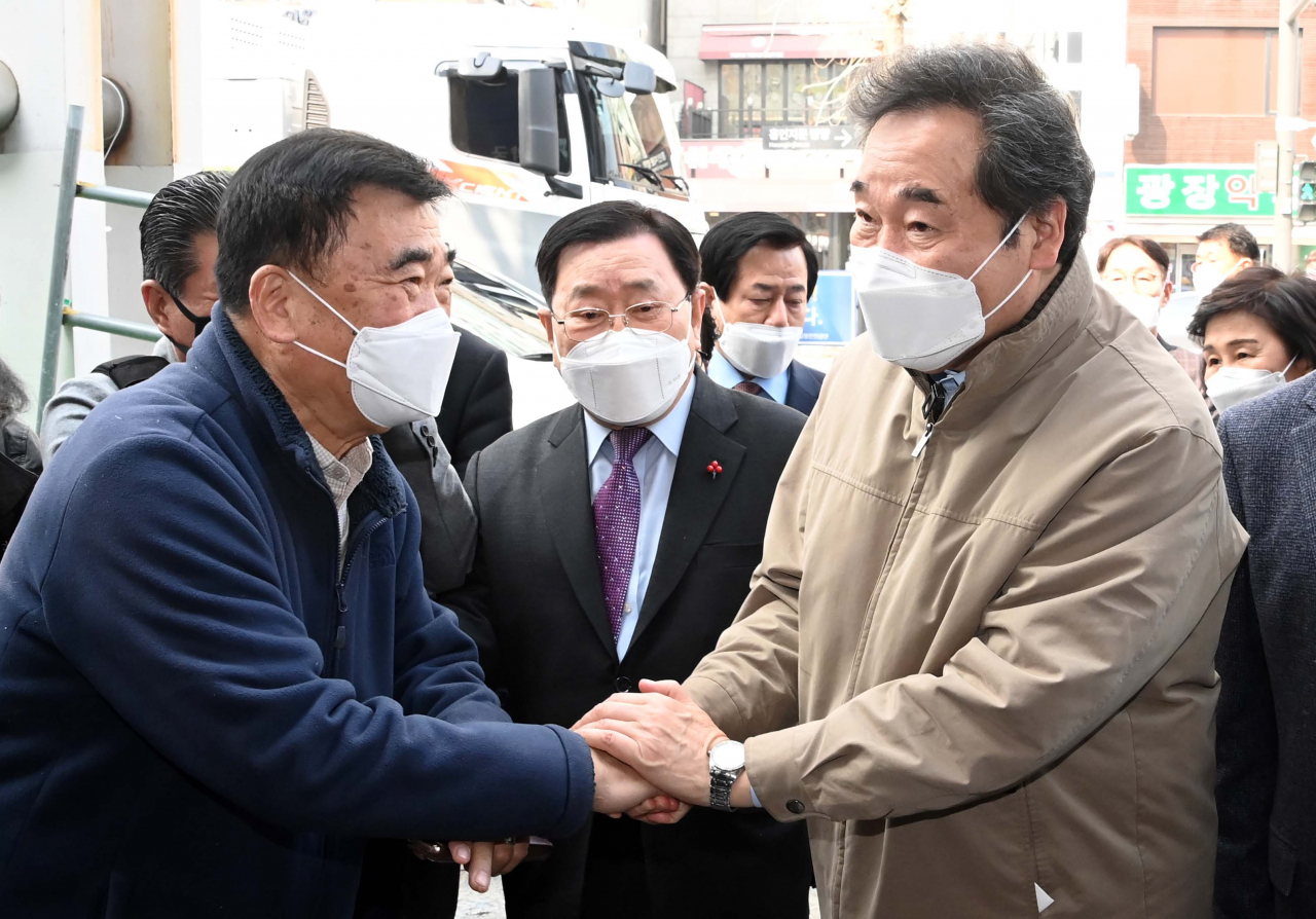 이낙연 더불어민주당 상임선대위원장(오른쪽)이 11일 서울 종로구 광장시장을 찾아 코로나19 여파로 어려움을 겪는 상인들을 만나고 있다. 국회사진기자단
