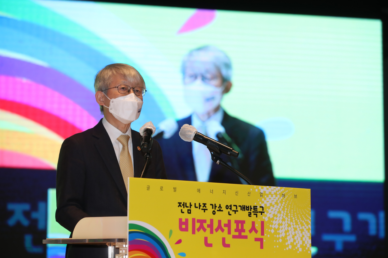 최기영 과학기술정보통신부 장관이 11일 오후 전라남도 나주시 한국전력공사 본사 한빛홀에서 열린 '전남 나주 강소 연구개발특구 비전선포식' 에 참석해 기념사를 하고 있다.[과기정통부 제공]
