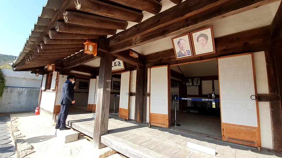 황교안 전 미래통합당(현 국민의힘) 대표는 11일 자신의 페이스북에서 백의종군 첫 일정으로 고(故) 김영삼 전 대통령의 생가를 방문했다고 밝혔다. [황교안 페이스북]