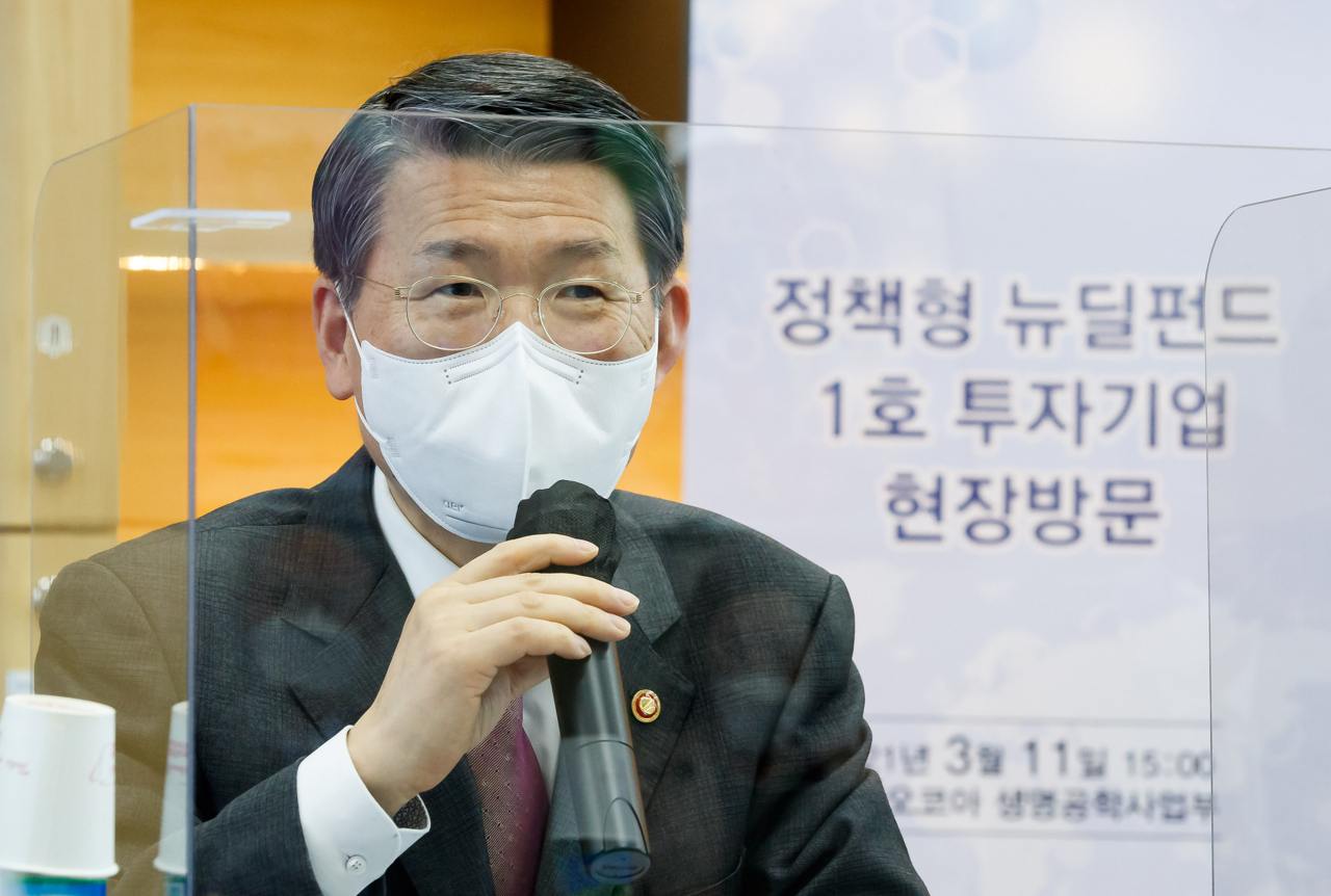 은성수 금융위원장은 11일 정책형 뉴딜펀드 1호 투자 기업인 바이오코아의 경기도 용인 생명공학사업본부를 방문해 모두발언을 하고 있다. [금융위 제공]