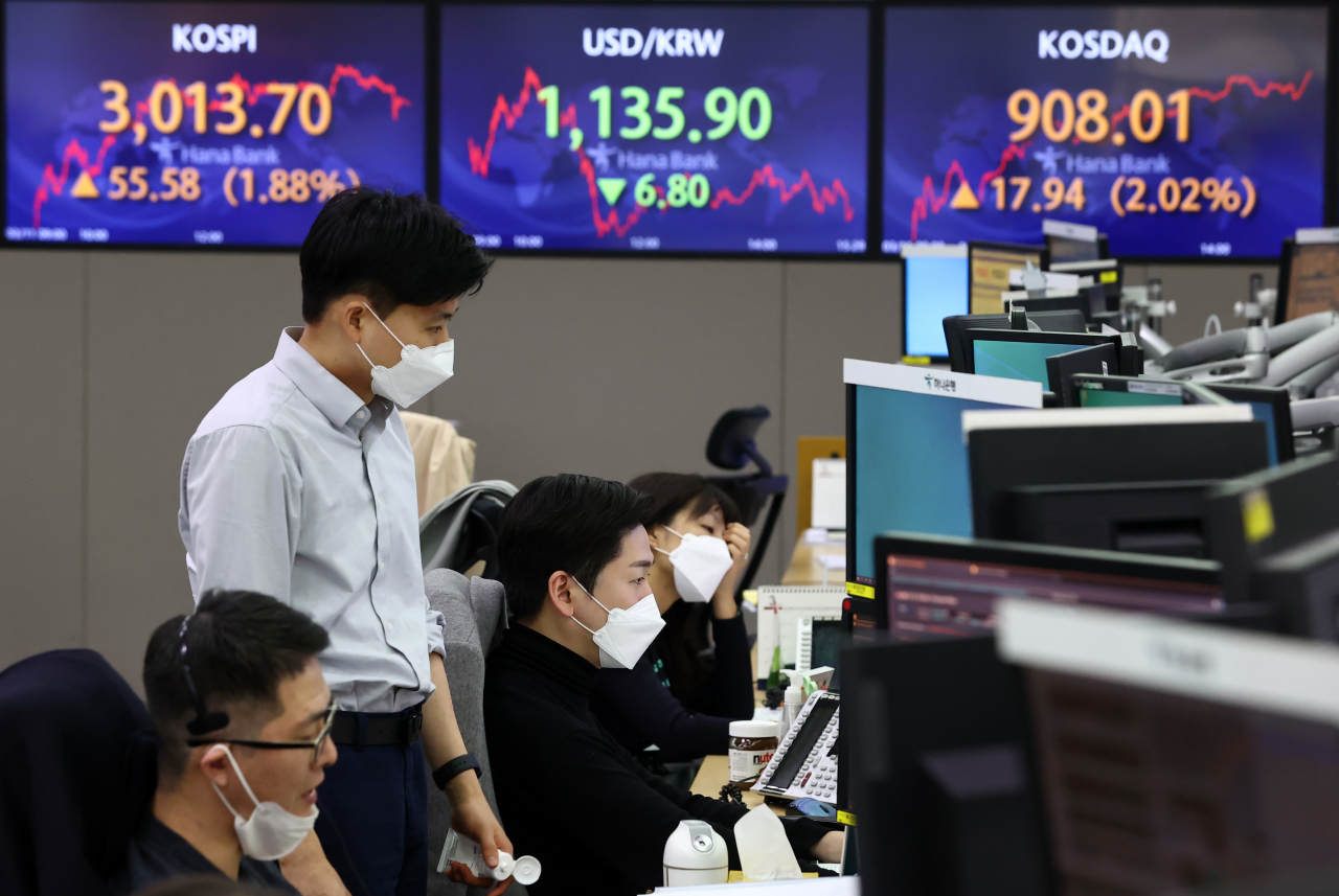 11일 달러 대비 원화 환율은 전날보다 6.8원(-0.6%) 내린 1135.90원에 거래를 마쳤다. 6거래일 만의 하락 마감이다.사진은 이날 서울 중구 하나은행 본점 딜링룸. [연합]
