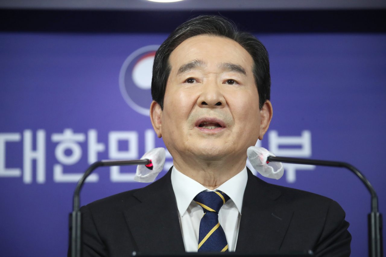 정세균 국무총리가 11일 오후 정부서울청사 브리핑실에서 3차 정례 브리핑을 하고 있다. 이날 브리핑에서는 국토교통부와 한국토지주택공사(LH) 임직원을 대상으로 진행한 '1차 전수조사' 결과를 직접 발표했다. [연합]