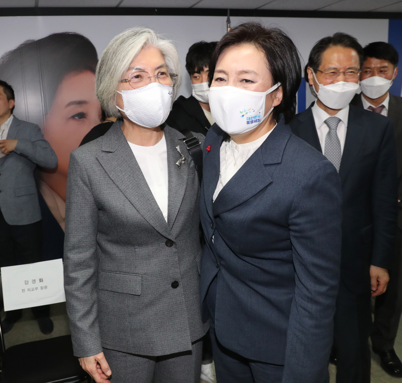 서울시장 보궐선거 더불어민주당 박영선 후보(오른쪽)와 선거캠프 국제협력위원장을 맡은 강경화 전 외교부 장관이 11일 오후 서울 종로구 율곡로 선거운동 사무실에서 열린 국제협력위원회 출범식 행사에서 인사하고 있다. 연합뉴스